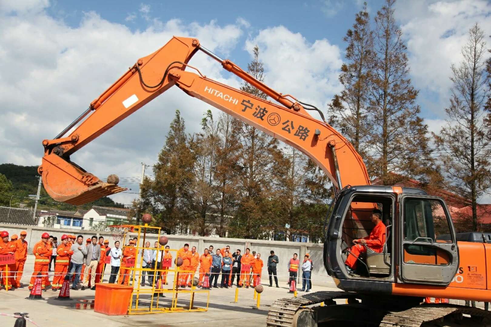 挖掘机技术哪家强?公路筑路机械操作技能竞赛了解一下……