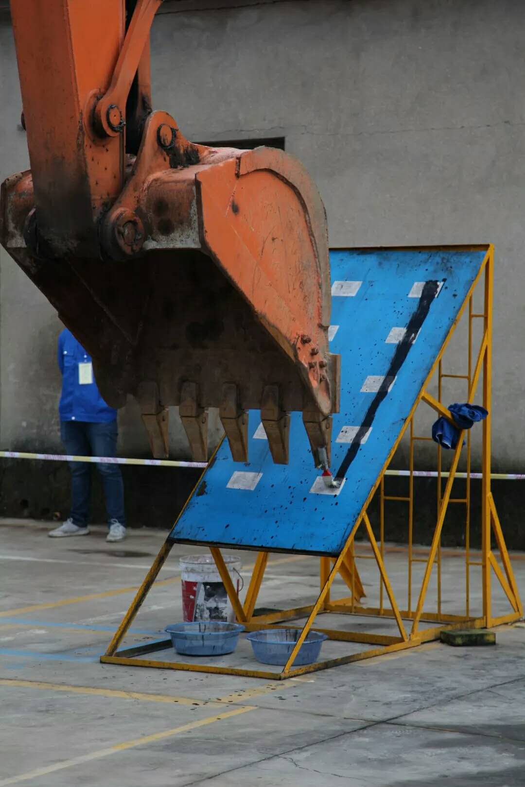 挖掘机技术哪家强?公路筑路机械操作技能竞赛了解一下……