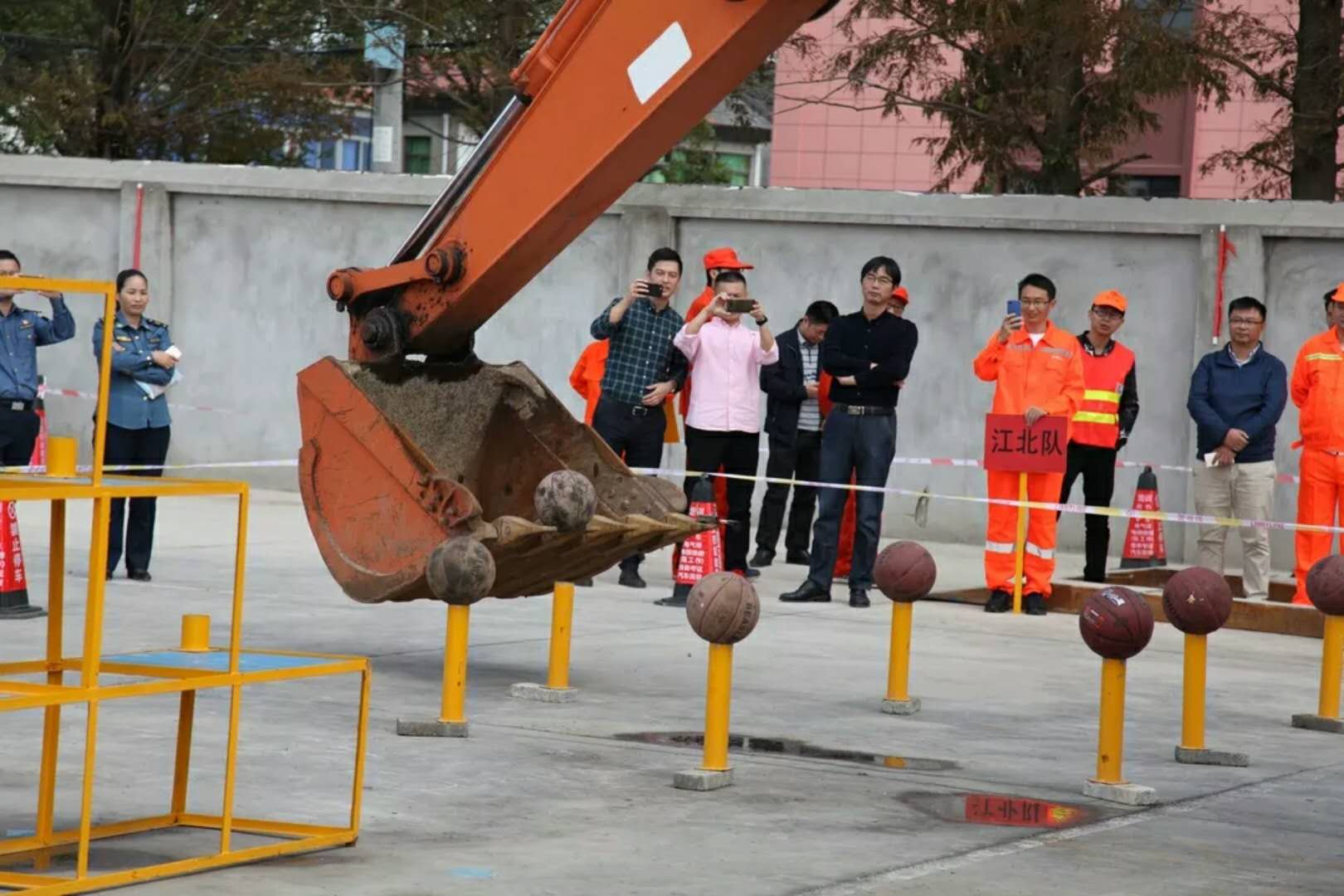 挖掘机技术哪家强?公路筑路机械操作技能竞赛了解一下……