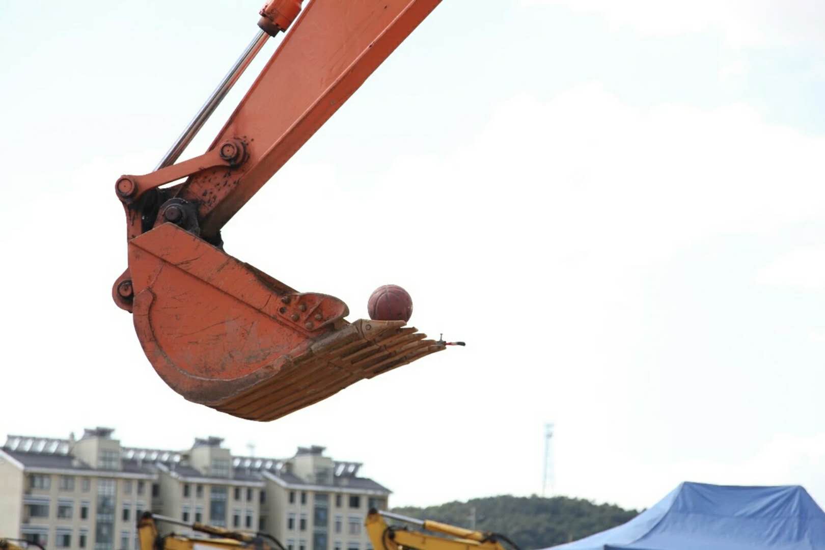 挖掘机技术哪家强?公路筑路机械操作技能竞赛了解一下……