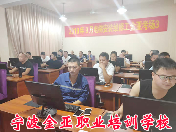 叉车专业证件考试如火如荼进行中