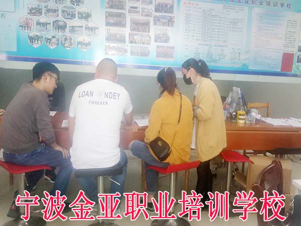 春风十里,不如宠你-挖掘机报名现场