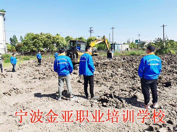4月挖掘机、装载机证件考试