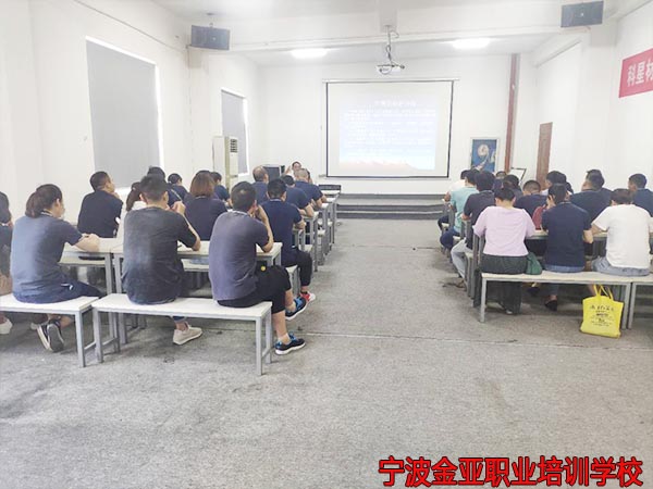 新型学徒制起重装卸工(叉车中级工)培训