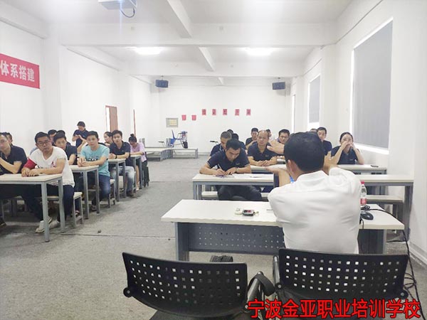 新型学徒制起重装卸工(叉车中级工)培训