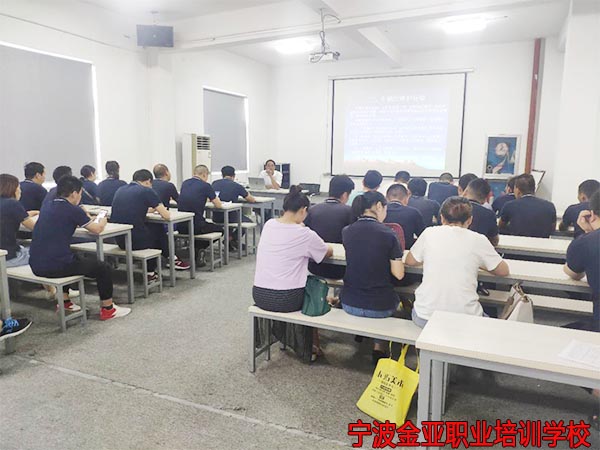 新型学徒制起重装卸工(叉车中级工)培训