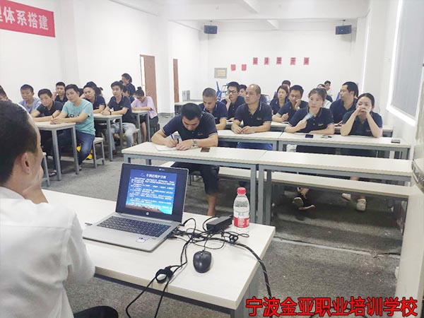 新型学徒制起重装卸工(叉车中级工)培训