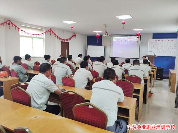 我校新型学徒制起重工(叉车中级)培训
