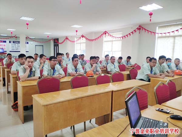 我校新型学徒制起重工(叉车中级)培训