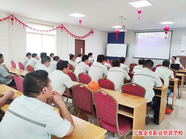 我校新型学徒制起重工(叉车中级)培训