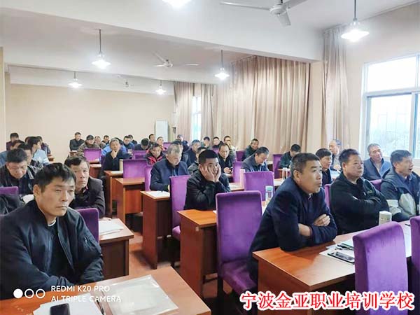 我校公路筑路机械操作及安全教育培训开课中