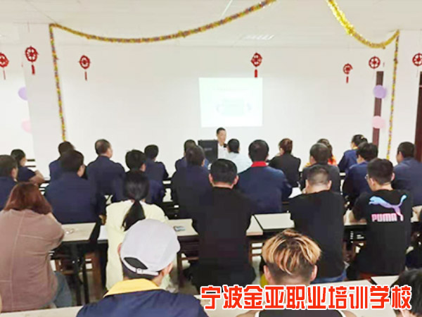 我校新型学徒制培训班日常开班培训